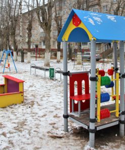 tematyczny plac zabaw domek kolorowy foto