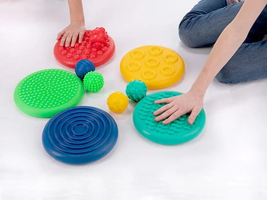 dyski-sensoryczne-kolorowe.webp